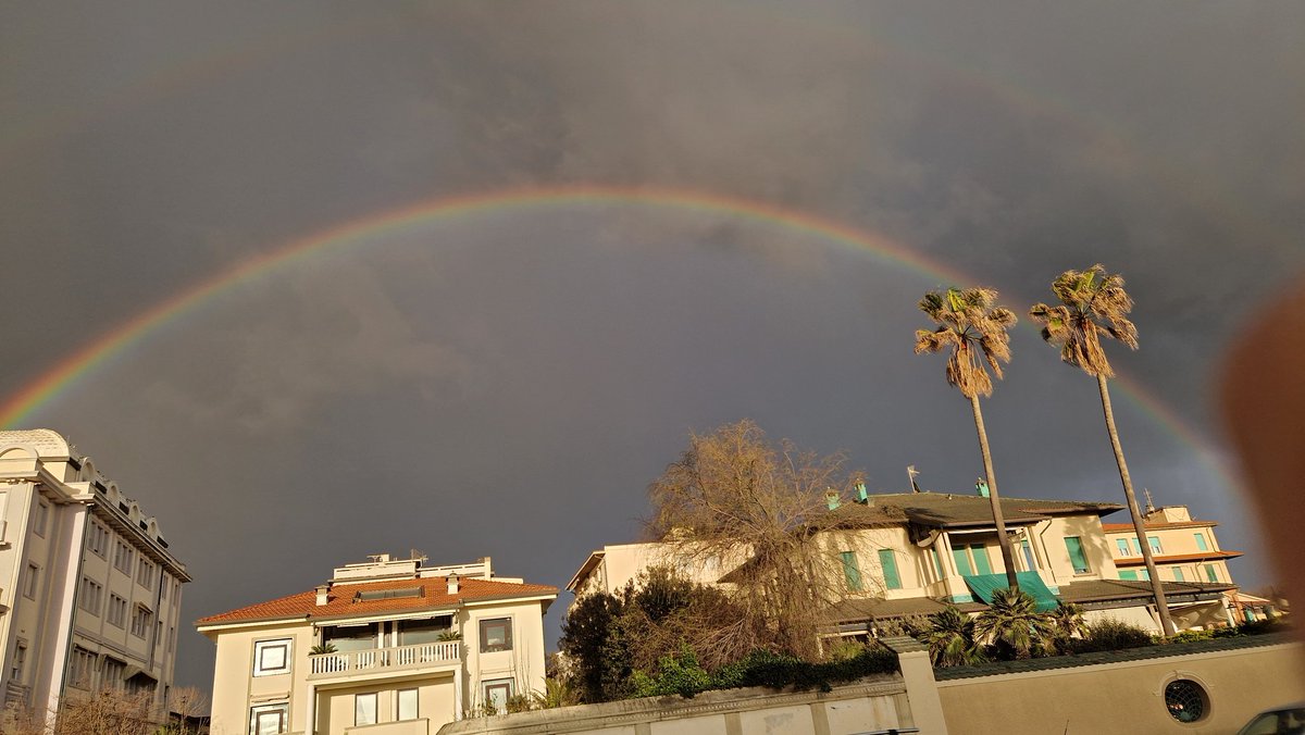 simocupi's tweet photo. Oggi giornata di #arcobaleni a #viareggio https://t.co/4EuDXuXb5p