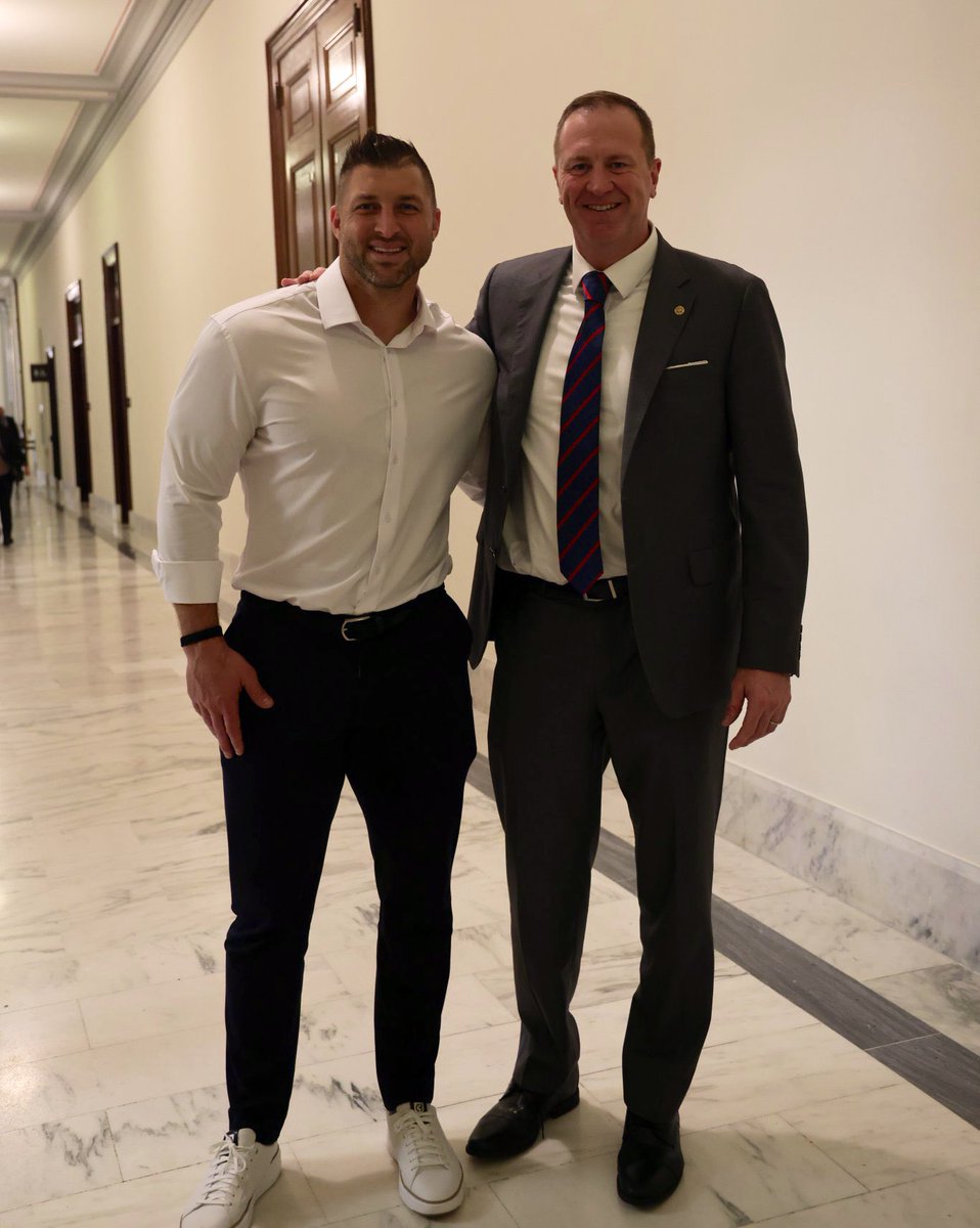 You never know who you’re going to run into in the hallway. Great to meet @TimTebow today.