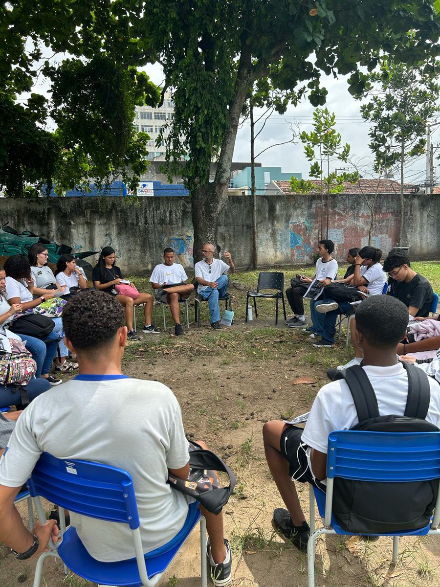 Uma roda de conversa embaixo de uma árvore sempre vale a pena. Principalmente quando a temperatura está para lá de elevada. Colégio Estadual Luiz Reid sempre no topo!