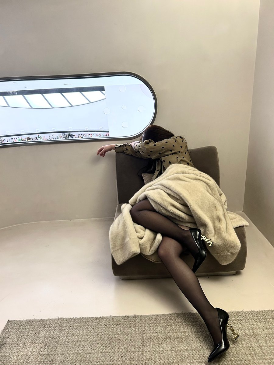 jia5205201's tweet photo. 这张照片我发某音2000点赞真绝了
老子这么好看怎么现实没碰到一只狗呢？
有���有傻逼想给我当狗的 。 #黑丝 #榨精 #足交 #姐弟 #乳控 #四爱 https://t.co/DEEvuPQsiv