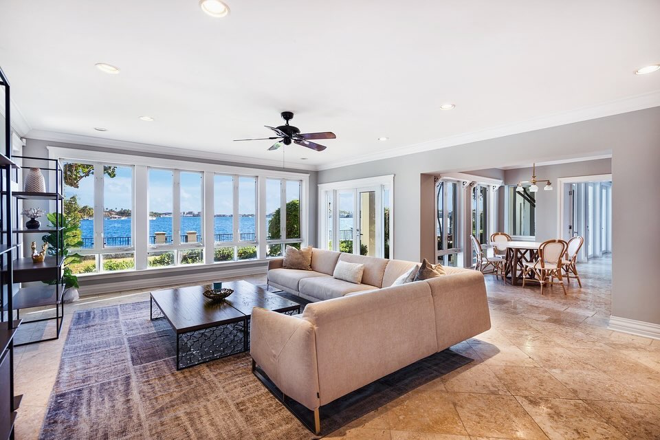 MIAwaterfront's tweet photo. For Sale &amp; Rent‼️ Exclusive waterfront opportunity to rent or build.
⁣⁣⁣⁣⁣⁣⁣⁣⁣⁣
11 E Rivo Alto Dr 
5 BD | 5.5 BA | 5,050 SF

💸Sale Price: $18M💸⁣⁣⁣⁣⁣⁣⁣
💸Rental Price: $50K💸⁣⁣⁣⁣⁣⁣⁣
⁣⁣⁣⁣⁣⁣⁣⁣⁣⁣
𝐉𝐮𝐥𝐢𝐚𝐧 𝐉𝐨𝐡𝐧𝐬𝐭𝐨𝐧⁣⁣⁣
@corcorangroup https://t.co/iwhU2uGsDl