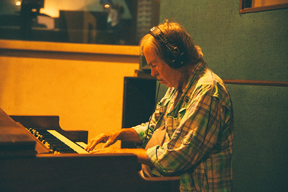 Let’s all wish a HAPPY BIRTHDAY to the one and only Bill Payne. Here he is playing Jerry Lee Lewis’ piano during the ‘Sam’s Place’ sessions. Please leave Billy a birthday message below! 📸: Fletcher Moore