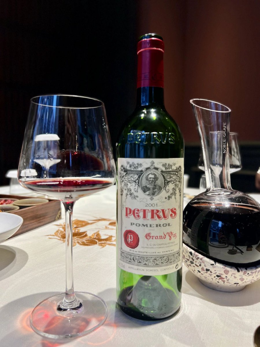 RG4LJOHN's tweet photo. 🍷The pride of the right bank of Bordeaux - Petrus - 🍷Petrus, Pomerol 2001 - Left bank Lafite, right bank Petrus, Petrus is the drunken and famous chateau of Pomerol, used to be the Queen's 👸🏻 wedding banquet wine!
#wine #winelover #vino #winetasting #winetime #winelovers #food https://t.co/mvwSRBF15g