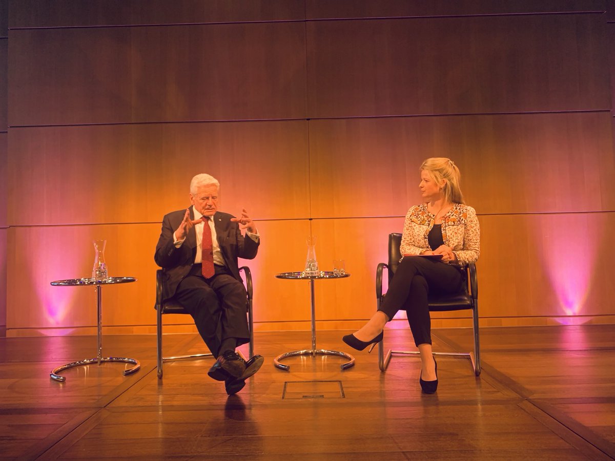 Im ⁦@KoerberForum⁩ diskutiert #AlisaVogt mit Altbundespräsident Joachim Gauck über die Zukunft des Westens in herausfordernden Zeiten. ⁦@KoerberIP⁩