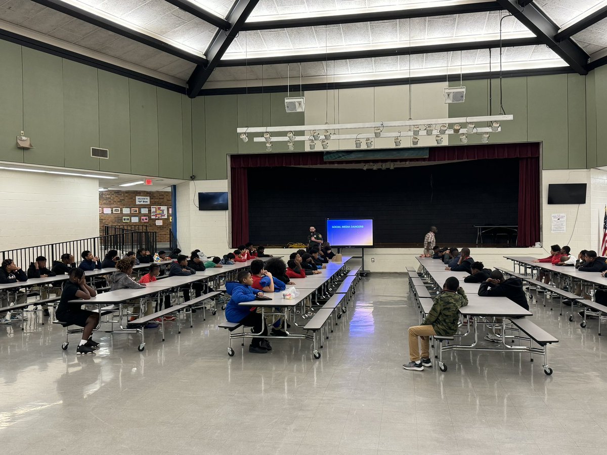 🚨 Parkway Middle School's safety first! 📚 Our dedicated Sheriff's Deputies paid a visit to enlighten our scholars about the potential risks of social media. Empowering them to navigate the digital world wisely! 👮‍♂️👩‍🎓 #SafetyFirst #DigitalResponsibility #Community