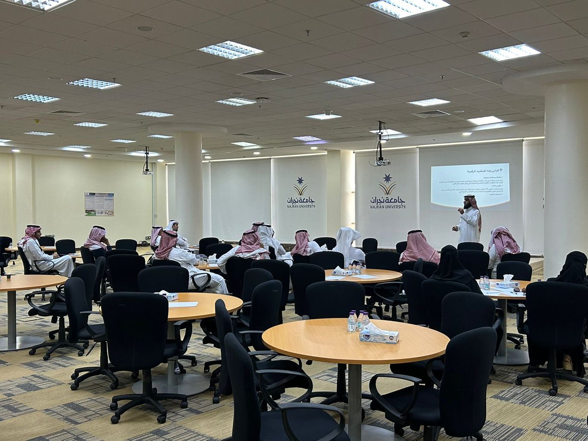 Najran_Univers's tweet photo. أطلقت عمـادة التحـول الرقمي ومصـادر المعـرفة ممثلة في وكالة العمادة للتحول الرقمي “برنامج رقمي ٢” والذي يهدف إلى رفع مستوى الوعي الرقمي والتقني لدى منسوبي الجامعة.
كانت باكورة انطلاق برنامج رقمي ٢  دورة تدريبية بعنوان: “تحسين تجربة المستخدم الرقمية”، قدمها د. نايف آل مداوي، وشهدت حضور عدد من مديري العموم الإدارات في الجامعة، وعدد من أعضاء لجنة التعاون الاستراتيجي لحوكمة التحول الرقمي بين المؤسسات بمنطقة نجران.
#جامعة_نجران