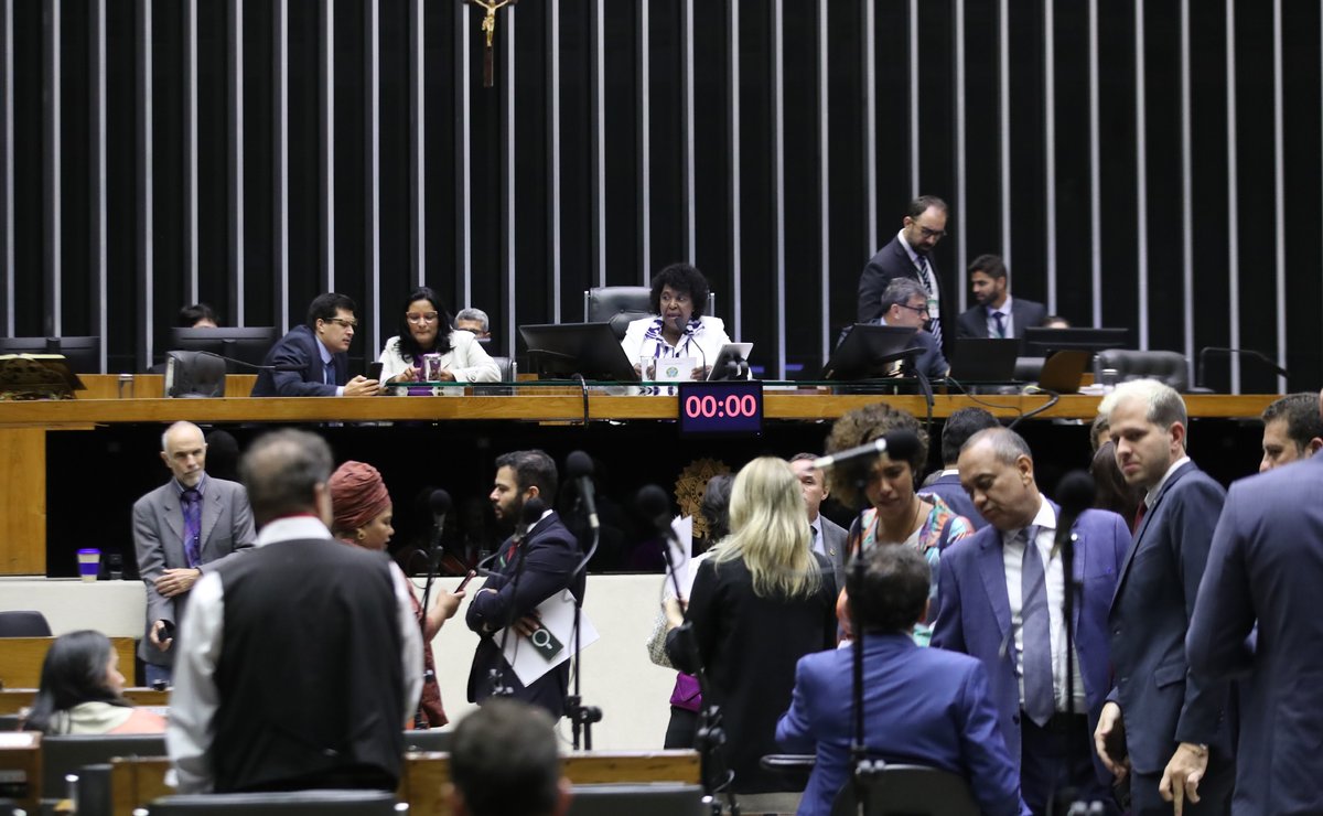 Na semana em que se comemora o Dia Internacional da Mulher, o Plenário da Câmara aprovou projetos que garantem mais direitos para as mulheres nas áreas de saúde e educação.

Confira: camara.leg.br/radio/radioage…

Foto: Zeca Ribeiro/Câmara dos Deputados