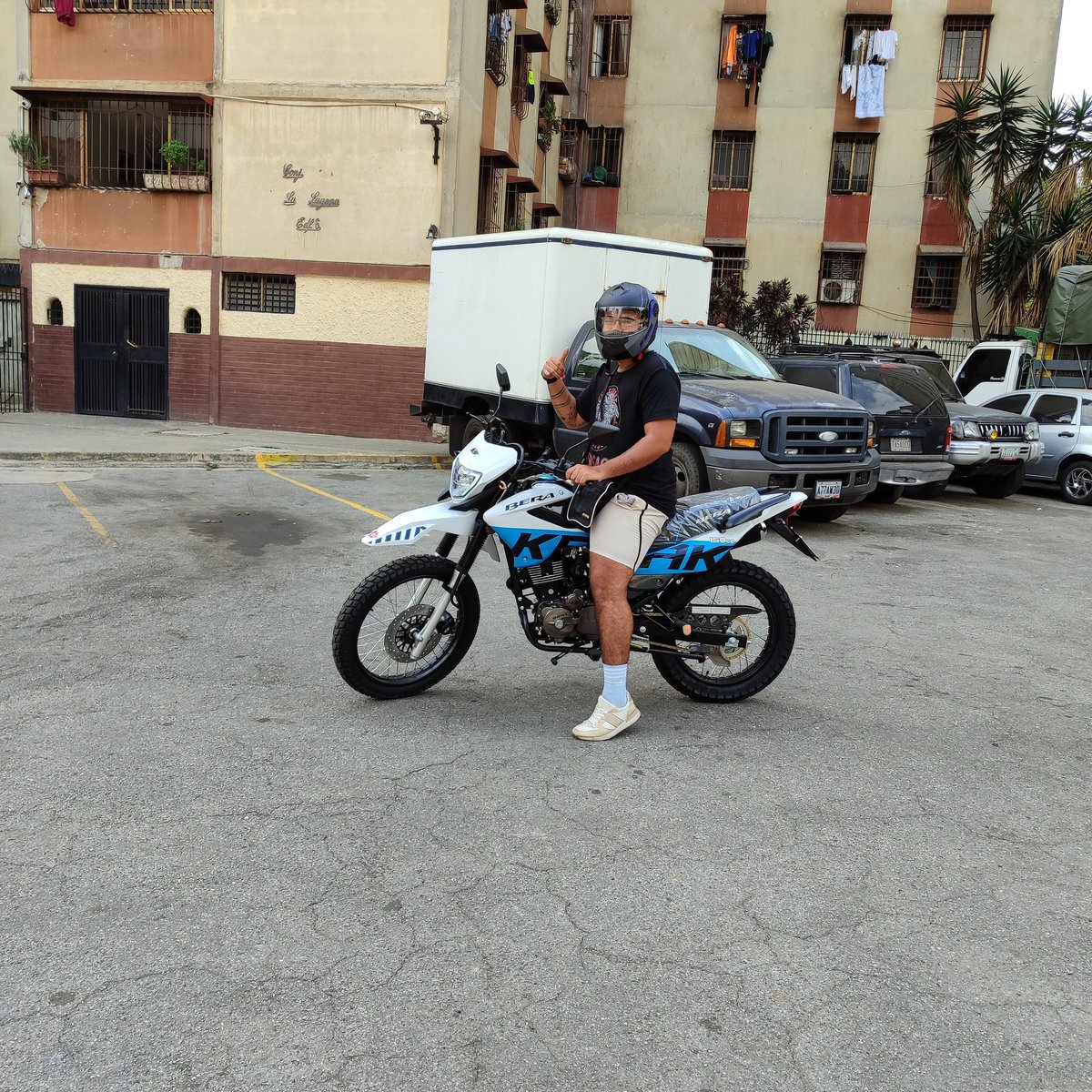 ViticoOtraVez's tweet photo. A la izquierda , yo con mi motico en RD sin placa , licencia ni casco y con una depresión cabrona // a la derecha , yo en Venezuela , con mi primera moto de agencia y con todo lo demas

Me molesta no poder poner fotos en redes , pero lo pongo aquí para recordarme que si puedo ❤️‍🩹 https://t.co/KINCQ3vnsN