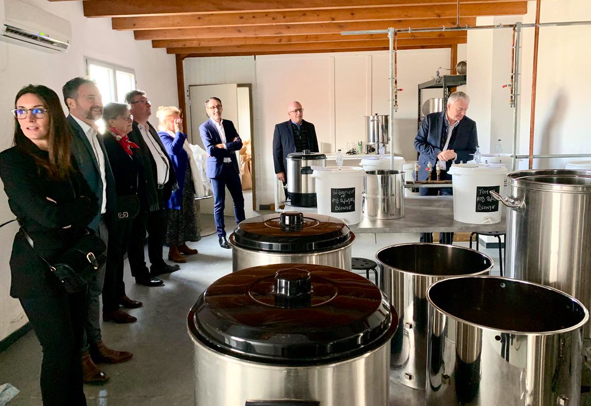 👥 Direction Biscarosse à la rencontre d’Alexandra Bacqué, reconvertie dans l’artisanat en créant sa microbrasserie artisanale “Kanaha Beer”. 

Ses bières sont brassées localement à partir de malts de céréales BIO ➡️ un engagement fort pour une économie locale et durable !