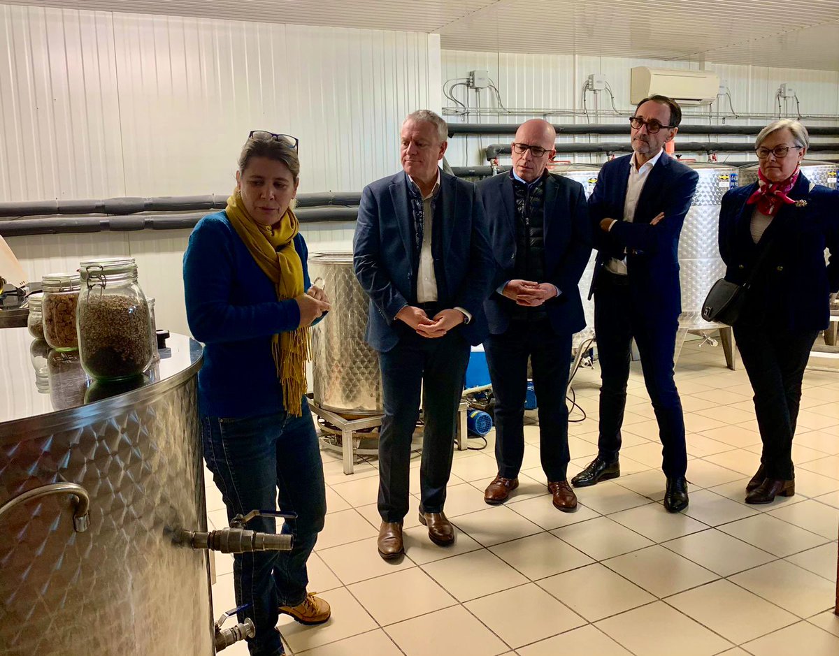 JoelFourny's tweet photo. 👥 Direction Biscarosse à la rencontre d’Alexandra Bacqué, reconvertie dans l’artisanat en créant sa microbrasserie artisanale “Kanaha Beer”. 

Ses bières sont brassées localement à partir de malts de céréales BIO ➡️ un engagement fort pour une économie locale et durable ! https://t.co/vtsKt1L6Dv