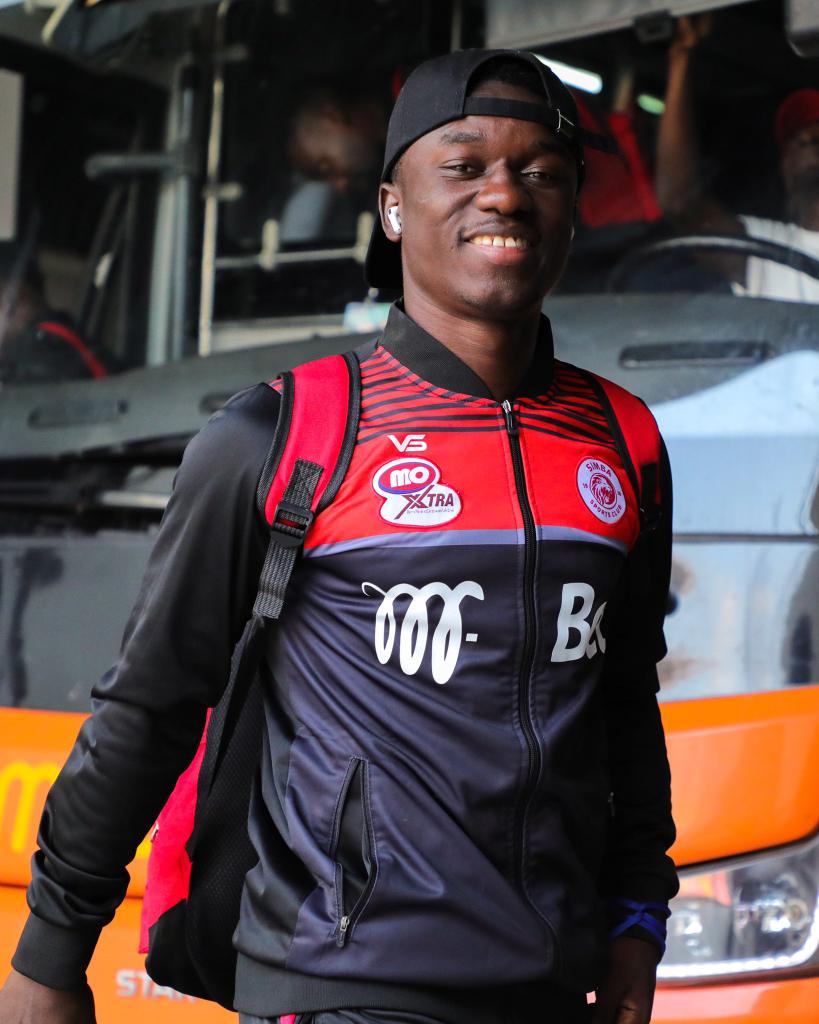 JayUmeme's tweet photo. Miongoni mwa makosa makubwa kufanyika ni hiki kitu...Unawaacha wachezaji wazuri ambao wangepata muda wa kutosha na kocha mzuri wangeleta kitu cha faida kwenye timu halafu unaleta watu wa ajabu🚮
#SimbaYetu https://t.co/wNjOvA08d1