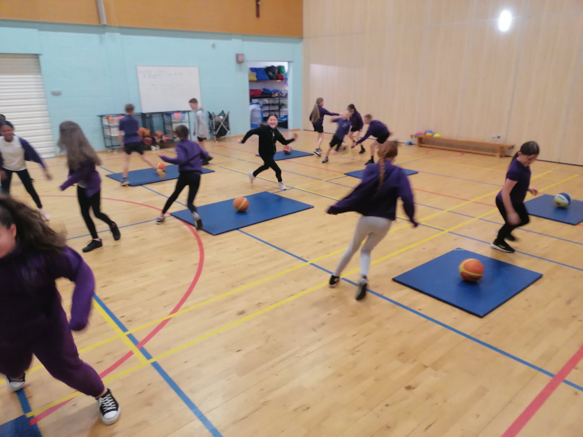 MissJKershaw's tweet photo. Primary 6a pupils getting off to a great start in their 1st Basketball session! 🏀 @asp180 #basketballgames #handandeyecoordination #pairwork #ballskills https://t.co/1tLd1m8YXT