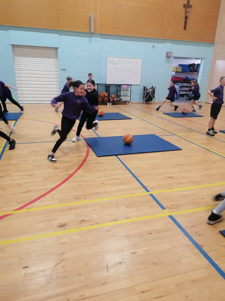 MissJKershaw's tweet photo. Primary 6a pupils getting off to a great start in their 1st Basketball session! 🏀 @asp180 #basketballgames #handandeyecoordination #pairwork #ballskills https://t.co/1tLd1m8YXT