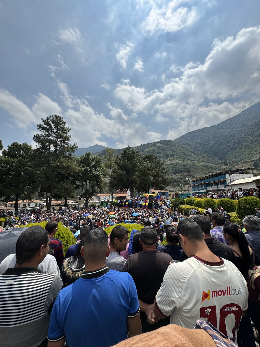 MBMartinezR's tweet photo. Estamos en 📍Timotes ratificando la voluntad de cada venezolano: unidad y voto para salir de este desastre. 

Seguimos movilizados y organizados.

¡VAMOS! 🇻🇪 #600K https://t.co/EYPDjWv8Cw