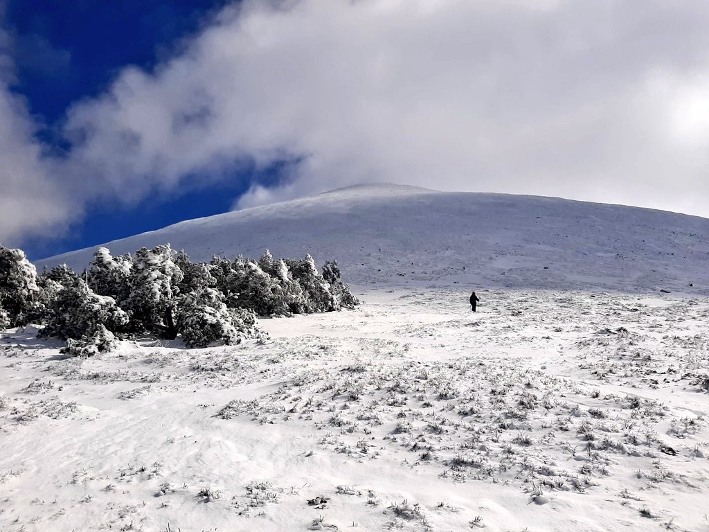 Todas las mañanas las montañas sacan su vestido y comienzan su baile. Solo algunos días nos dejan bailar con ellas🌪️. Ayer, en el Moncayo, bonito día✨