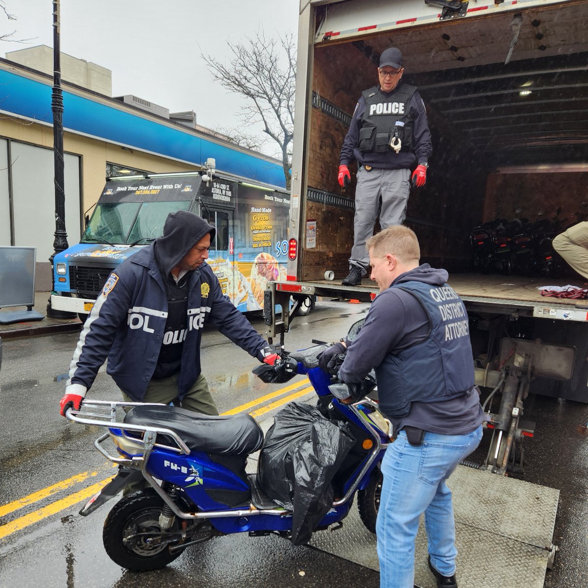 Following up on 250 scooters confiscated last month, we teamed up with @NYPD112Pct to seize an additional 40 scooters illegally parked along Austin St and Queens Blvd. Nearly all were unregistered and uninsured.