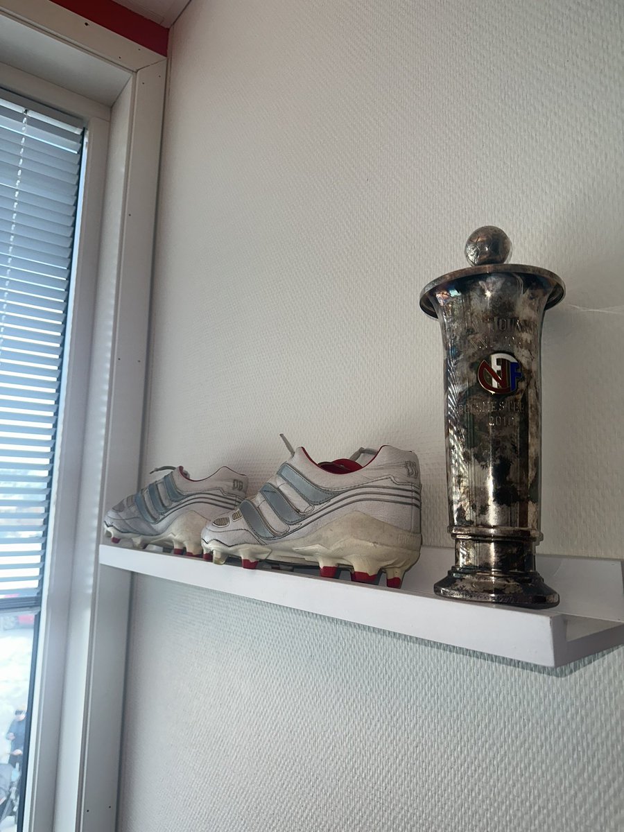 Just fingerprints on an abandoned handrail 👋⚽️❤️