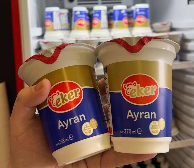 Restoran işleten bir takipçimiz geçen hafta 295 ml olan Eker ayranların, bugün itibariyle 270 ml olarak geldiğini duyurdu.
Bunu iki ürünü karşılaştırmadan anlamanız mümkün değil. Siz aynı paraya, aynı ürünü aldığınızı sanıyorsunuz.
Fakat gerçek öyle değil.
#NeİçtiğiniziBilin