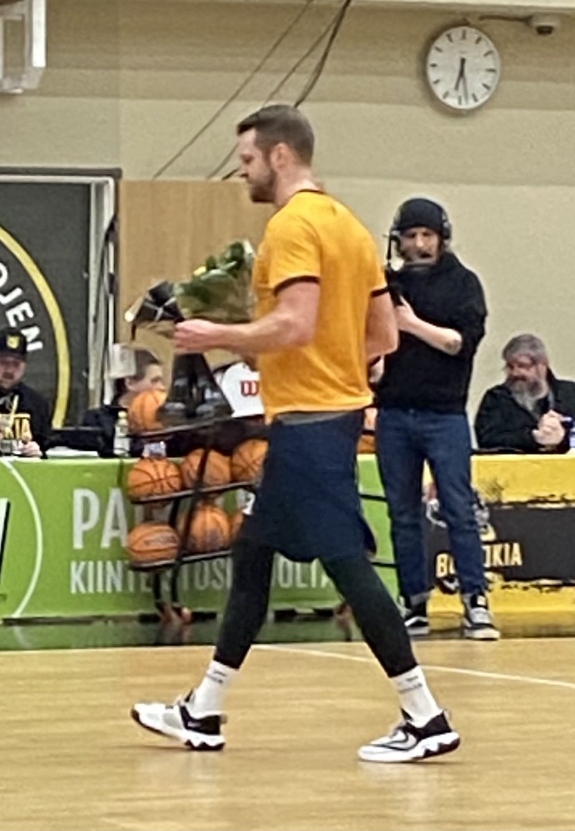 JPMikola's tweet image. Tuhat ottelua vastikään täyteen saanut Timo Heinonen sai Nokialta saavutuksensa kunniaksi #suuretsaappaat.  #koris #korisliiga #nokia #bcnokia #seagulls #nokiankaupunki