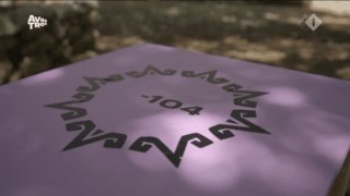 De echte vraag is: Als Rosario niet de mol is, waarom zien we dan zo veel paars (zijn lievelingskleur) terugkomen dit seizoen? Denk aan de tafel, tarotkaarten, het kistje met -3000

#widm #wieisdemol