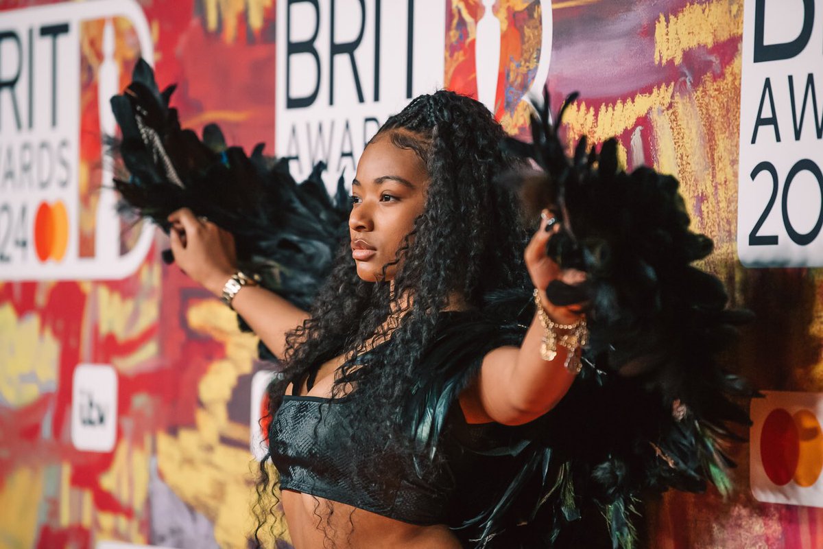 Young_Athena_'s tweet photo. @BRITs Awards 2024 with @MastercardUK Red Carpet 🪽 What a time. 🥹🎀 

#britawards #BRITs #Priceless https://t.co/ZKuflWx7sD