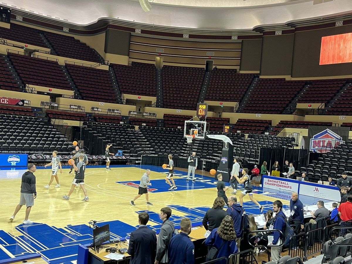 Last shoot around of Wednesday has @ESUMensBBall on the court at Municipal Auditorium. Hornets take on Lincoln at 8:15 pm in MIAA Tournament First Round. #StingersUp