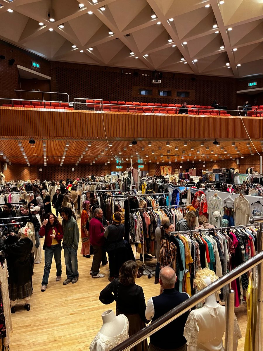 kuruwai1's tweet photo. Today’s London medieval market vintage fair https://t.co/YiWaOcYHCm