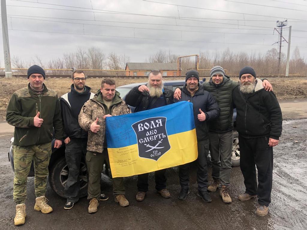 Exen's tweet photo. ✔️ 218

I na koniec dnia... Ford Ranger dla 116 batalionu 110 brygady terobrony 🫡

Zwróćcie uwagę na brody. To są najprawdziwsze Zaporoskie Kozaki. Dwa lata walczyli u siebie na Zaporożu, teraz w ramach "urlopu" pilnują granicy z rusnią na północy

🇵🇱🇺🇦

https://t.co/ycYXY5fkfm https://t.co/OOyKGw3LZf