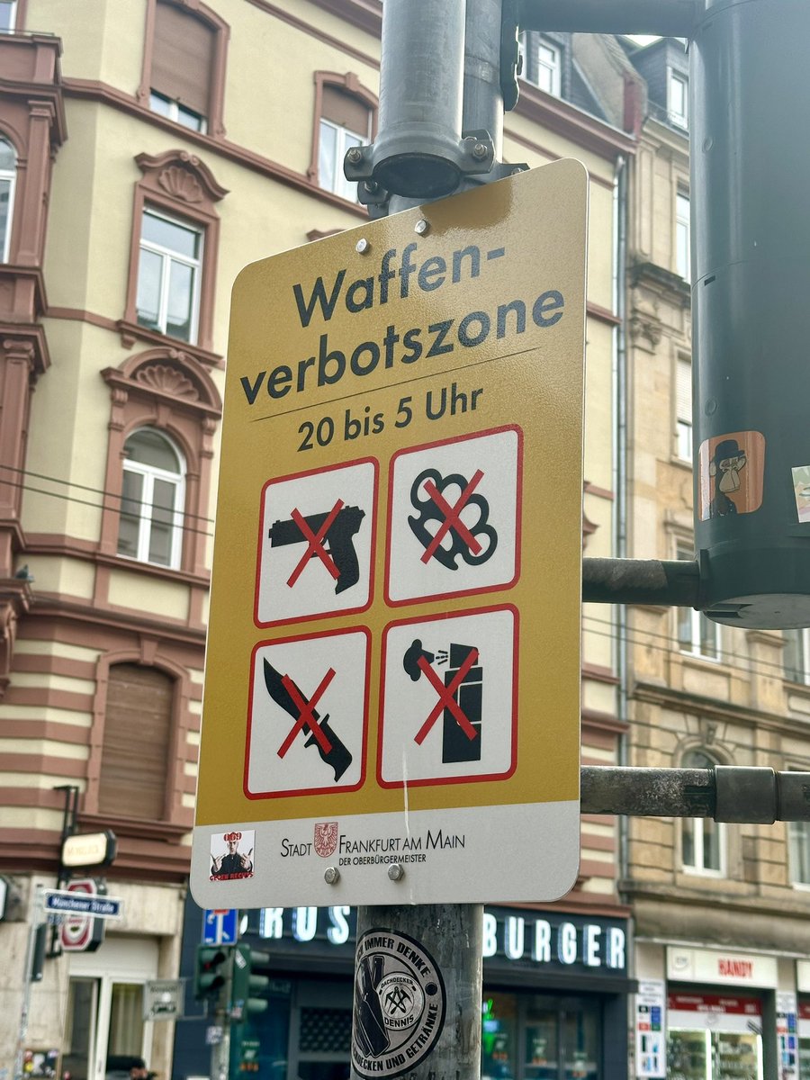 Kan någon förklara den här skylten som jag sprang på i Frankfurt idag? Inga vapen mellan kl 20 till 5? Tysk variant av visitationszoner?