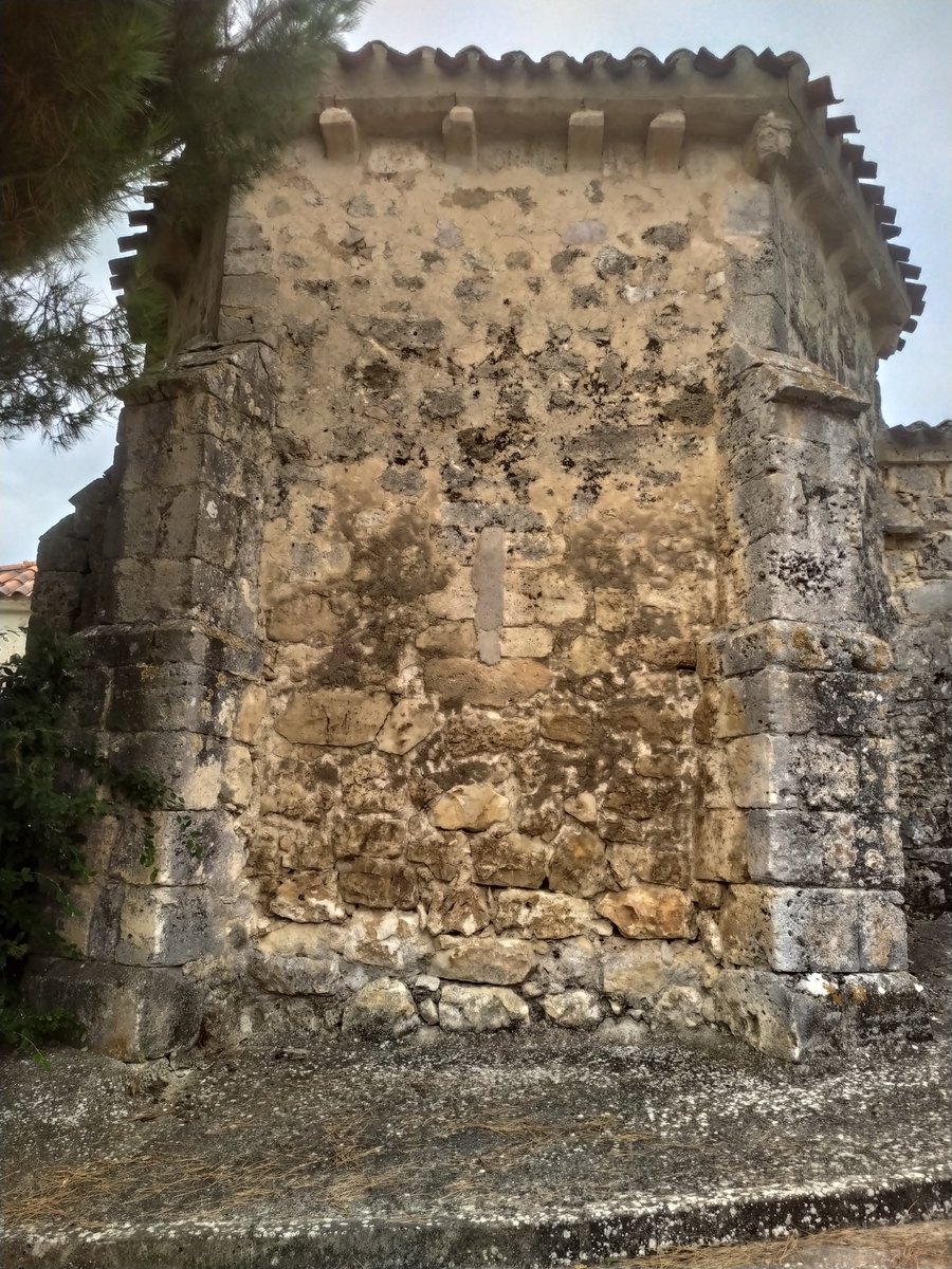 Dentro de los ábsides de las parroquias de la Bureba, encontramos que a pesar de las reformas, ha habido aprovechamientos de su decoración inicial, como los canecillos. Por ejemplo, en la iglesia de Temiño contemplamos que hay rostros demoniacos en las esquinas de la cabecera.