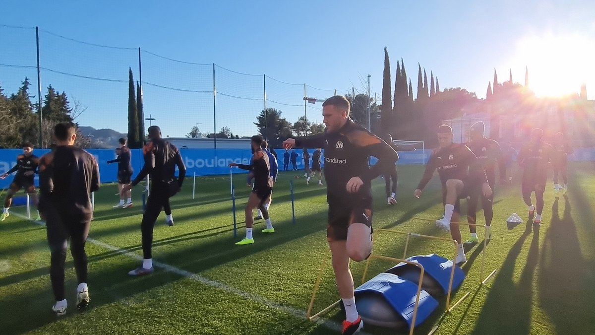 Steph13Freed's tweet image. #OMVIL #OM #TeamOM
Les joueurs de l'OM @OM_Officiel à l'entraînement avant le 8e de finale d'@EuropaLeague. Du soleil, des sourires et du sérieux. 
@MProvence @Bastii3N @Mode55489648 @UniversOM13 @margotloustau @TrustTheJuke @FredericPeter1 @MoyalRaphael @peupleolympien