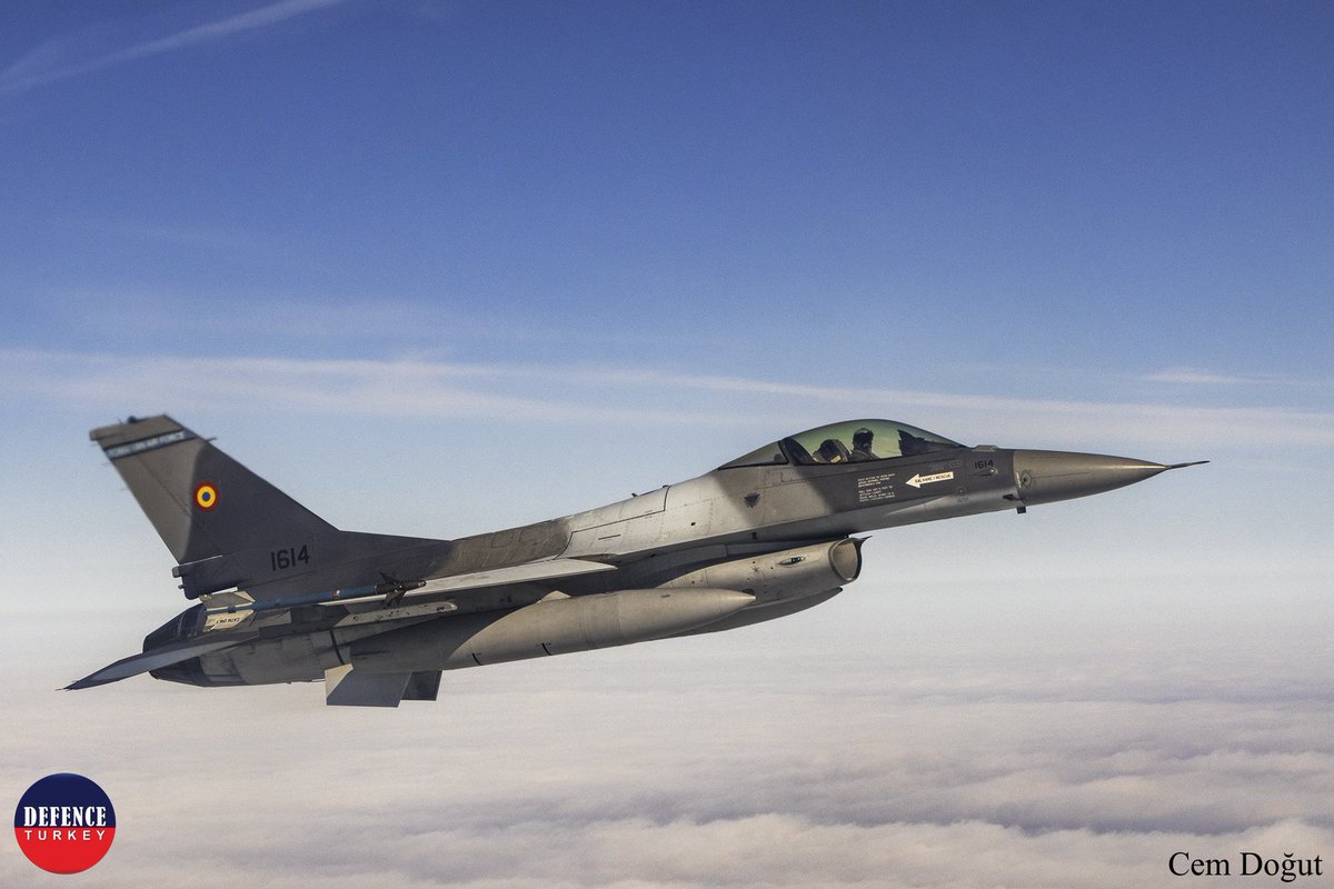 DefenceTurkey's tweet photo. NATO Geliştirilmiş Hava Polisliği görevi için bugün Romanya’da Türk ve Romanya F-16’ları önleme uçuşu icra etti.
Yazarımız @DogutCem bu uçuşu yerinden takip etti.
⭕️ Bugünkü senaryoda iletişimi kesilen, kimliği bilinmeyen uçak rolünde Romanya Hava kuvvetleri bağlısı C-27J uçağına Romanya ve Türk Hava Kuvvetleri F-16 uçakları tarafından önleme yapıldı ✅
⭕️Bugün ayrıca Türk F-16 uçakları scramble eğitimi için kalkış yaparken 🎥 Cem Doğut’un objektifine poz verdiler