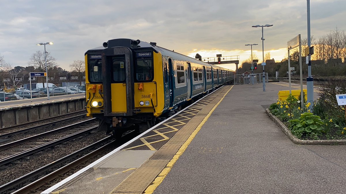 MrTransportGuyy's tweet image. BR liveried SWR Class 455868 races past Surbiton

#Class455 #BRBlue #SouthWesternRailway