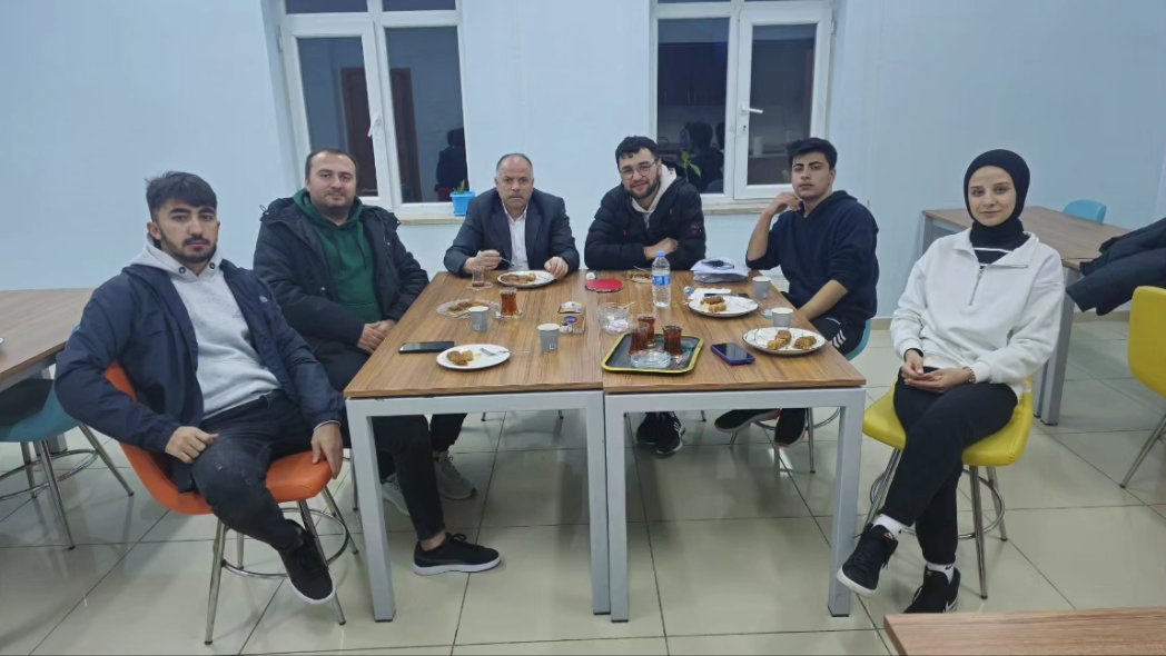 Gençler arası masa tenisi turnuvasında ilimizi bölge finalinde temsil edecek gençlerimiz, Gençlik Merkezi Müdürümüz Musa İlter'i ziyaret ettiler. Müdürümüz, gençlerimizi tebrik ederek başarılarının devamını diledi.
#GSBGM
#GençLig
#MasaTenisi
#kemahgenclikmerkezi