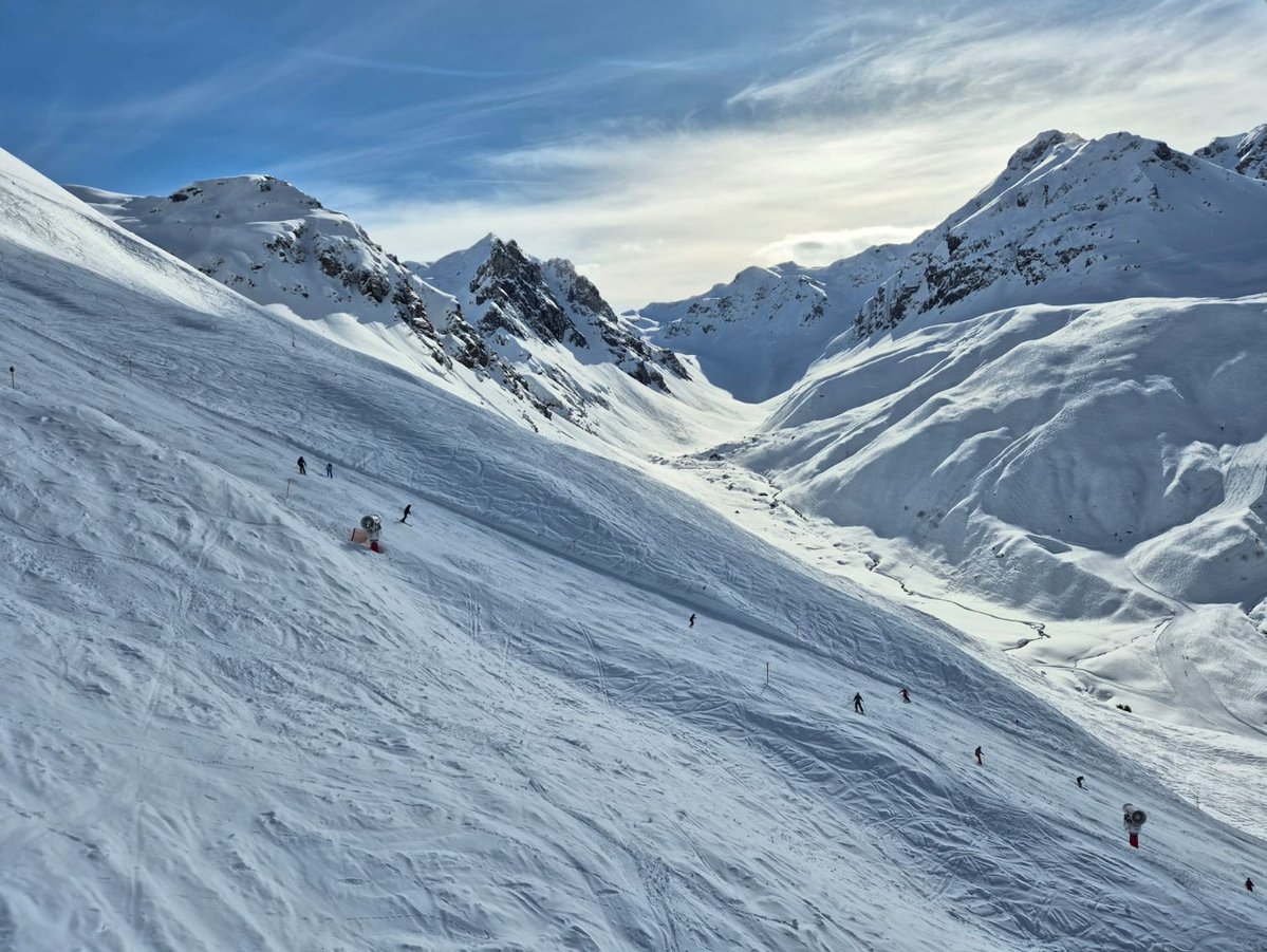 netcare's tweet image. netcare in Montafon? Umbrella bar, ski poles and ankles breaking in bizarre ways, the shotplow, the most daring sled race in history, Max headfirst into a snow pile, collapsing Jägermeister towers, and a floral cloak of silence over the rest. Come join us. We’re hiring😀.