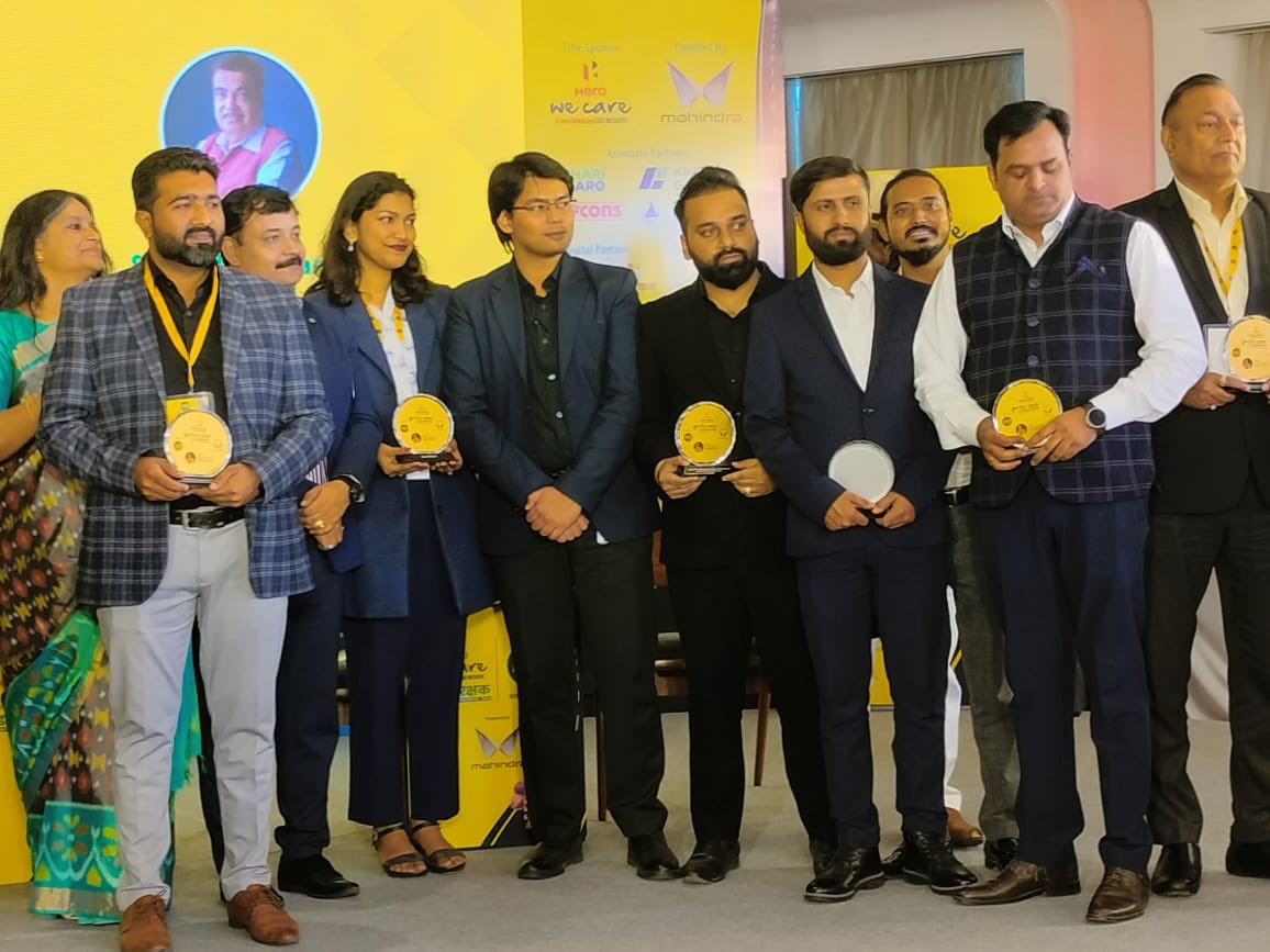 real_rohitraj's tweet photo. Excited and honored! As @newsnasha digital partner, we promoted the #Roadrakshak event with @nitin_gadkari . Thrilled to receive an award from him! 🌟

 #NitinGadkari #BMDU #NewsNasha https://t.co/srnsfOybjJ