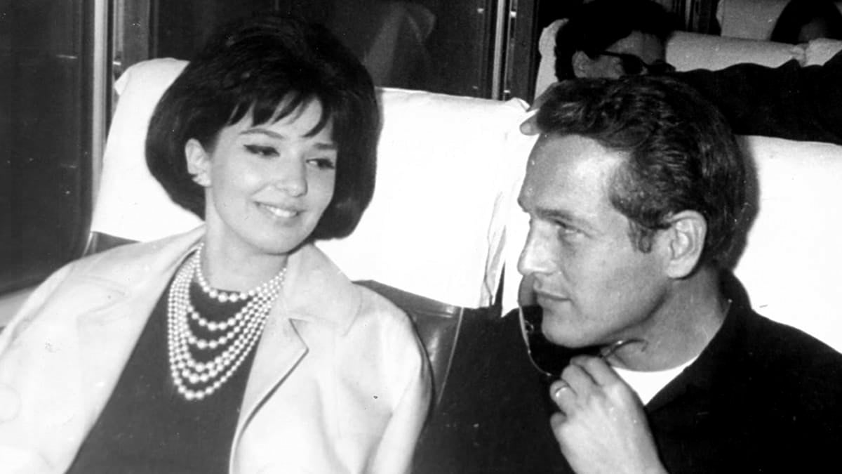 boris_1992's tweet photo. Graciela Borges y Paul Newman viajando al Festival de Mar del Plata en 1962. Una edición que tuvo otros invitados como Truffaut, Michael Powell y Belmondo https://t.co/z5WieQEEti