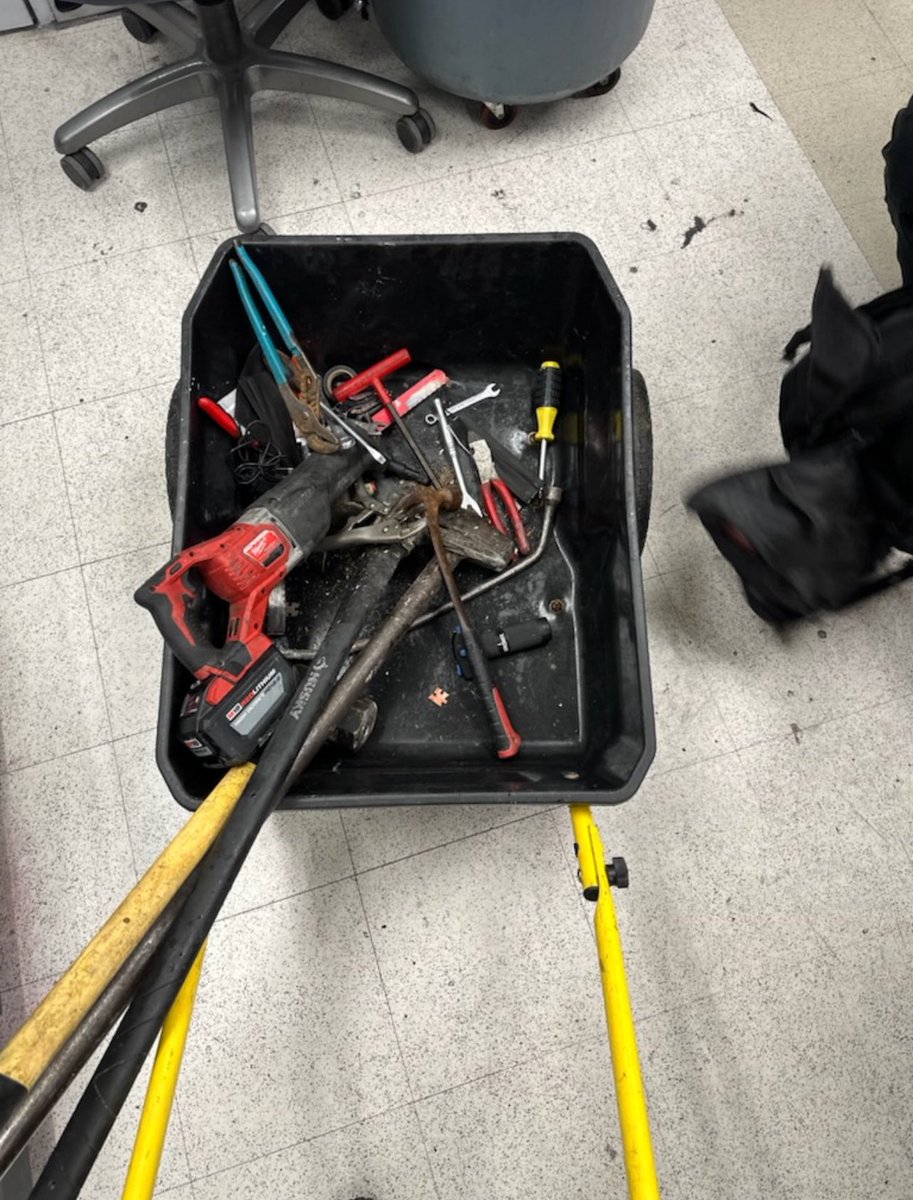 Last week, we got a call of suspects removing copper wire from the A line near Vernon Station. Thanks to the 🚁 officers were directed in to where the suspects ran.

🔵2 under arrest for Grand Theft 🔵
