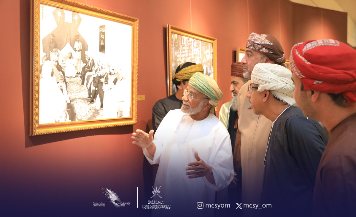 mcsy_om's tweet photo. افتتح سعادة السيد سعيد بن سلطان البوسعيدي وكيل الوزارة للثقافة؛ معرض #إرث_فوتوغرافي في الجمعية العمانية للفنون؛ وهو معرض شخصي ورحلة عبر عدسات الزمن للمصور تغلب البرواني أول مصور مرافق للسلطان الراحل - طيب الله ثراه - يبرز خلاله مجموعة من الصور النادرة في فترة السبعينات. https://t.co/9tgEfkpTcq