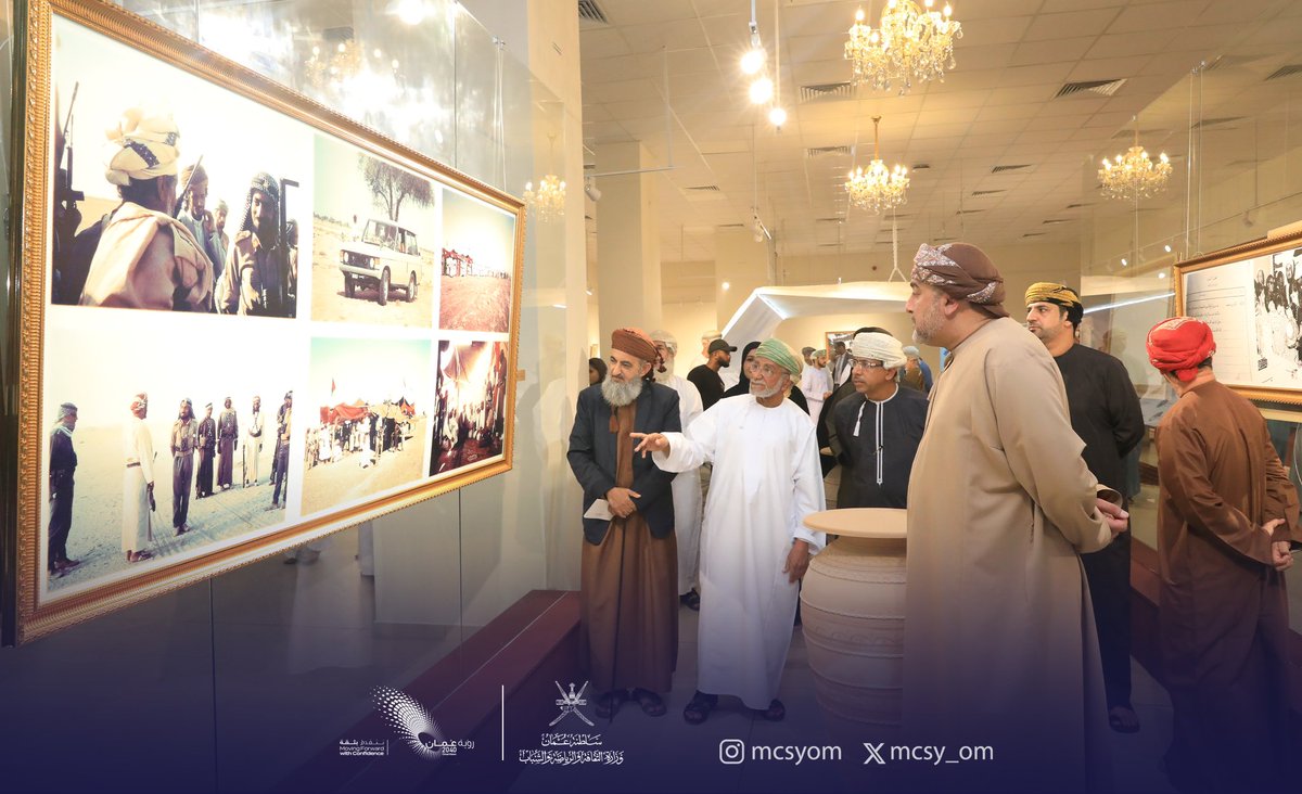 mcsy_om's tweet photo. افتتح سعادة السيد سعيد بن سلطان البوسعيدي وكيل الوزارة للثقافة؛ معرض #إرث_فوتوغرافي في الجمعية العمانية للفنون؛ وهو معرض شخصي ورحلة عبر عدسات الزمن للمصور تغلب البرواني أول مصور مرافق للسلطان الراحل - طيب الله ثراه - يبرز خلاله مجموعة من الصور النادرة في فترة السبعينات. https://t.co/9tgEfkpTcq