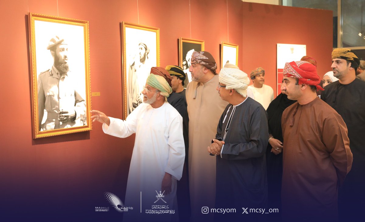 mcsy_om's tweet photo. افتتح سعادة السيد سعيد بن سلطان البوسعيدي وكيل الوزارة للثقافة؛ معرض #إرث_فوتوغرافي في الجمعية العمانية للفنون؛ وهو معرض شخصي ورحلة عبر عدسات الزمن للمصور تغلب البرواني أول مصور مرافق للسلطان الراحل - طيب الله ثراه - يبرز خلاله مجموعة من الصور النادرة في فترة السبعينات. https://t.co/9tgEfkpTcq