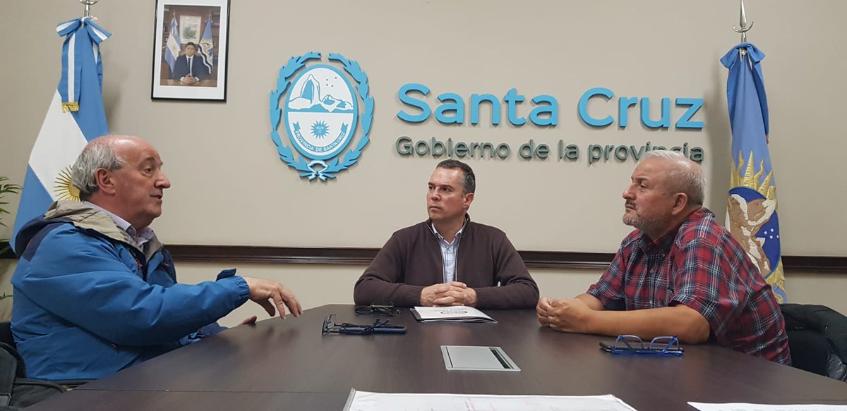 📷| El <a href="/_SantaCruzAr/">Gobierno de Santa Cruz</a>  y el Sindicato de Comercio analizaron el aumento de las tarifas de luz y agua.
El JDG José Daniel Álvarez y el presidente de SPSE, Jorge Avendaño, se reunieron con el secretario del Sindicato de Comercio, Claudio Silva.
 🔗bit.ly/3TofUpR