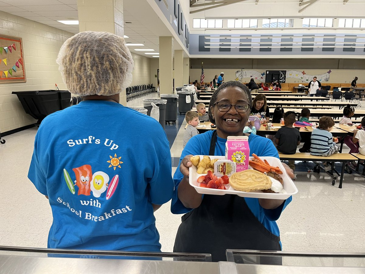 NutritionNCSS's tweet photo. Celebrating #NSBW24 at Flint Hill Elementary today. We served a choice of chicken or steak with waffles, roasted carrots, roasted potatoes, fresh strawberries, and milk. 
#ncssbethebest #FuelingGA #breakfasttime #breakfastisimportant #HarvestoftheMonth #GATrayoftheWeek https://t.co/bvCuh9PToi