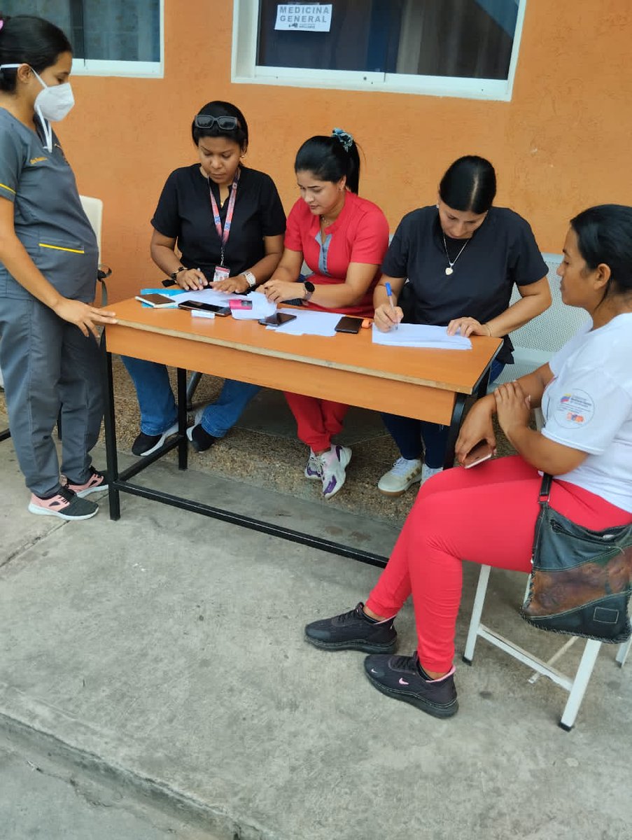 dirsaludbarinas's tweet photo. #Entérate🇻🇪
En esta jornada de atención integral de salud desde el hospital Dr. Jesús Arnoldo Camacho se ofrecieron servicios de medicina general, oftalmología, optometría, nutrición, farmacia, inmunización, pediatría, ginecología entre otros.
@MagaGutierrezV
#NadieNosDetiene https://t.co/3k9sjHEvxe