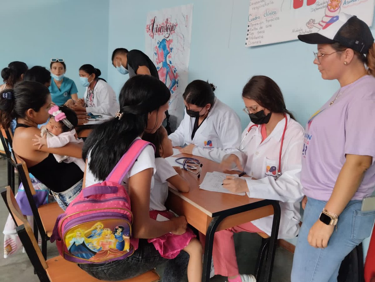 dirsaludbarinas's tweet photo. #Barinas.En desarrollo jornada de atención integral de salud en el Hospital Dr. Jesús Arnoldo Camacho Peña, en el ASIC Alberto Arvelo Torrealba, en el marco de la Gran Misión Venezuela Mujer, gracias a las políticas del Pdte.@NicolasMaduro y ministra @MagaGutierrezV . https://t.co/I2cZEJpHop
