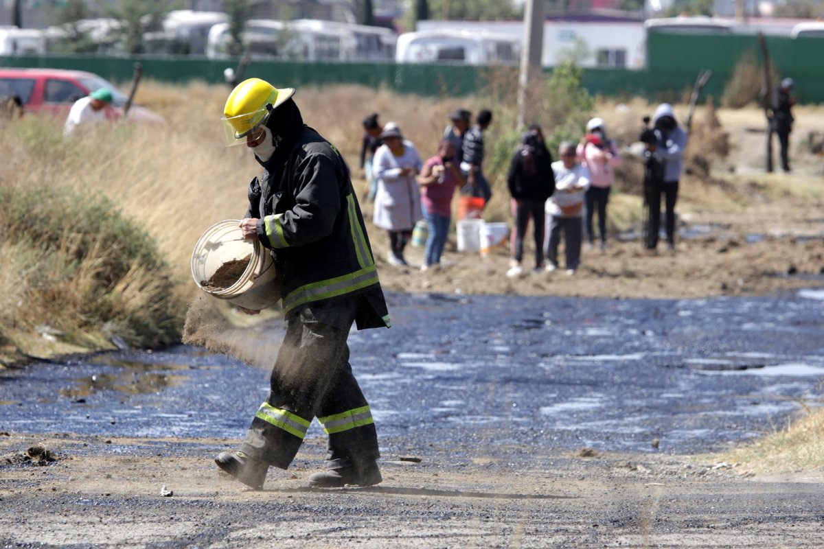 elsoldepuebla1's tweet photo. #Puebla | ¡Precaución! Bomberos del estado realiza la limpieza de un aparente combustible que derramó un tractocamión en la colonia Bosques de #Amalucan segunda sección.
📷 @erikguzmanc https://t.co/3phAvvPjFm