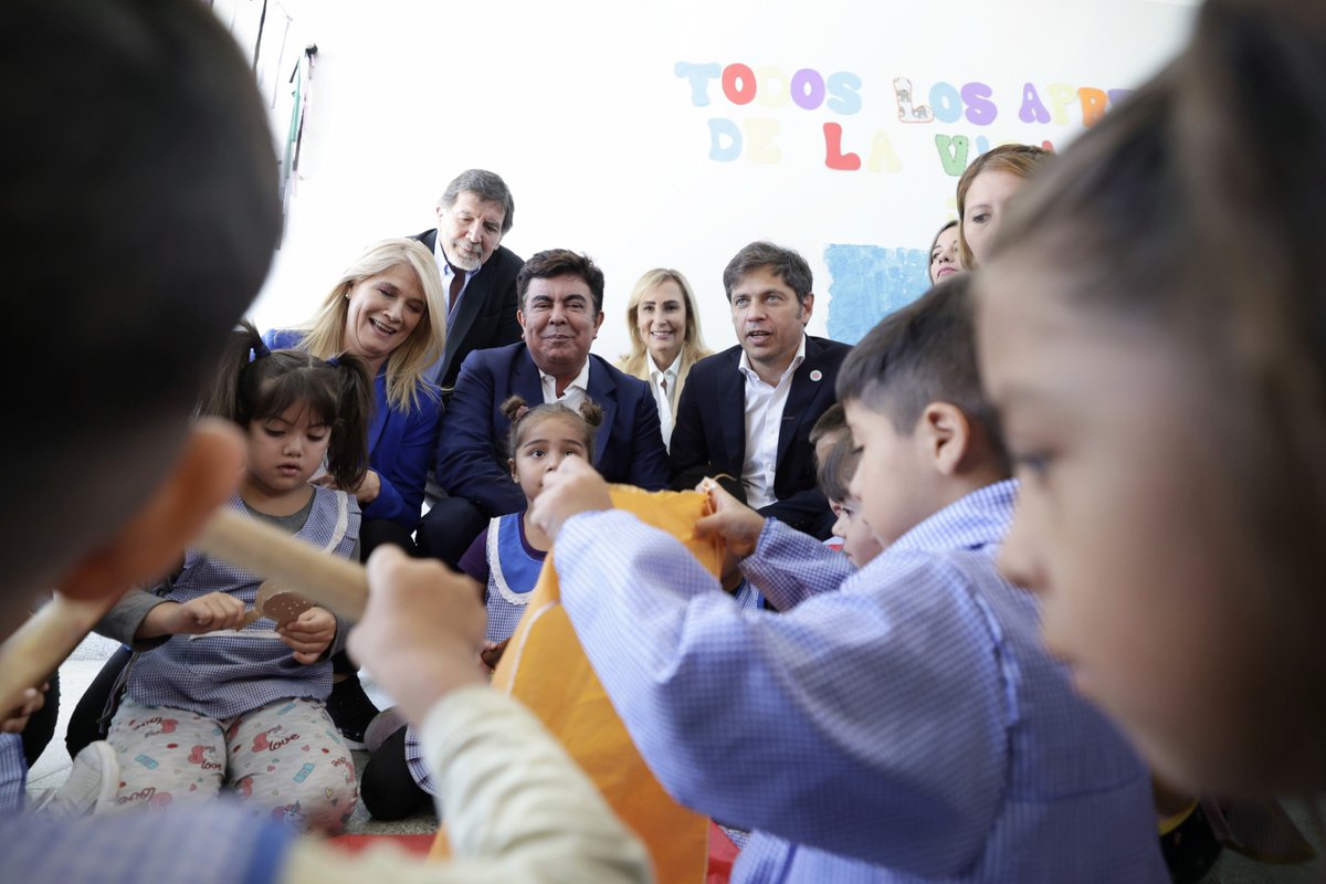 Kicillofok's tweet photo. Mientras el Gobierno nacional elimina la 5ta hora de clases, recorta recursos para el sueldo docente y frena la obra pública, la provincia de Buenos Aires construye, inaugura e invierte en la educación pública.

En Rafael Castillo abrimos un nuevo Jardín de Infantes que conformará un polo educativo junto a otras escuelas de la zona.

Llevamos 213 edificios escolares nuevos y aunque nos ataquen y nos quiten fondos vamos a seguir haciendo escuelas.

#EscuelasALaObra