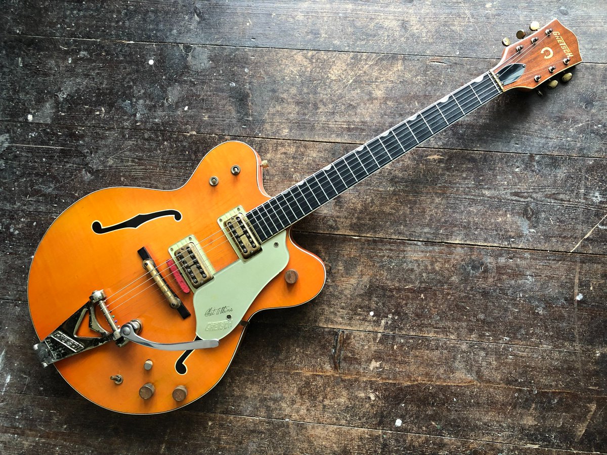 Here, we go back to 1962 with a stunning Gretsch 6120 Double Cutaway Chet Atkins Hollow Body, complete with 'fake' sound holes. A beautiful example of a classic model. craveguitars.co.uk/home/features/… Truth, Peace, Love and Music. Love Vintage Guitars ❤️🎸