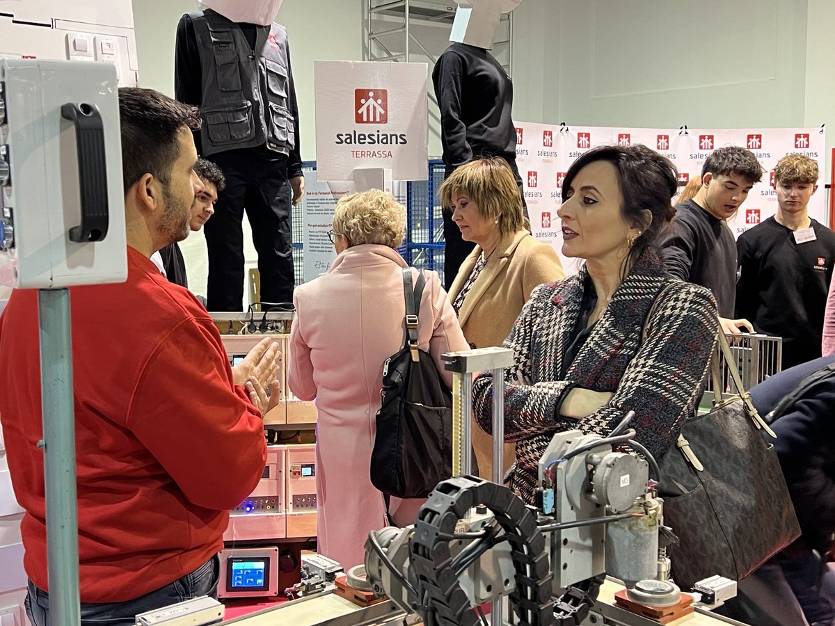 VoxTerrassa's tweet photo. Hoy hemos visitado la Feria de Orientación Profesional en el Recinto Ferial de #Terrassa.
Allí hemos hablado con los jóvenes sobre su futuro, sus preocupaciones y demandas.
#CuidaTerrassa https://t.co/jLRGGqoF6I
