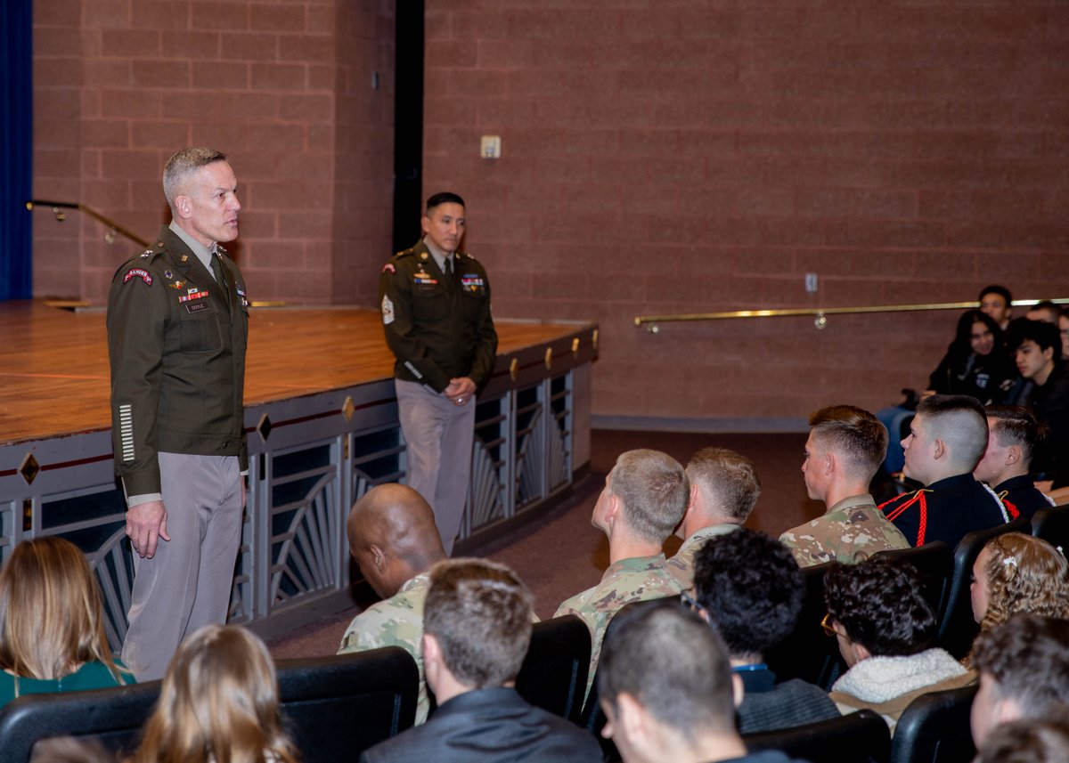 4thInfDiv's tweet image. Fantastic trip to Fountain-Fort Carson High School! 🏫 #4ID senior leaders stopped by to talk to JROTC Cadets and students about the Army, exploring career paths, and discover the benefits of serving.

#IvyPeople | #IvyTeams | #SteadfastandLoyal

@USArmy
@FORSCOM
@iii_corps